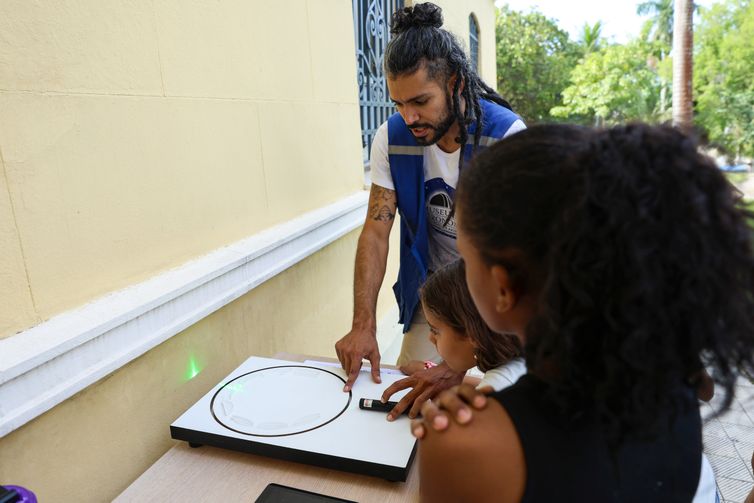 Tomaz Silva/Agência Brasil Rio de Janeiro (RJ), 10/05/2025 – O físico do Museu de Astronomia e Ciências Afins (MAST), Bernado Nassaud explica para adolescentes elementos da Teoria da Relatividade de Albert Einstein, na zona norte da capital fluminense. Foto: Tomaz Silva/Agência Brasil
