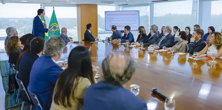 Ricardo Stuckert/PR Brasília (DF), 19/05/2025 - Presidente da República, Luiz Inácio Lula da Silva, durante reunião com ministro da Educação, Camilo Santana, para assinatura do Decreto da Nova Política de Educação a Distância (EaD). Palácio do Planalto. Foto: Ricardo Stuckert/PR