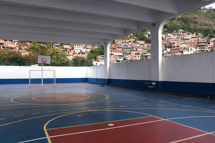 Tânia Rêgo/Agência Brasil Niterói (RJ), 03/06/2025 - Centro Integrado de Educação Pública (CIEP) 449 Governador Leonel Moura Brizola – Intercultural Brasil-França.  Foto: Tânia Rêgo/Agência Brasil