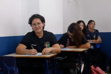 Tânia Rêgo/Agência Brasil Niterói (RJ), 03/06/2025 - Lara Shupingahua, 18 anos, aluno do Centro Integrado de Educação Pública (CIEP) 449 Governador Leonel Moura Brizola – Intercultural Brasil-França.  Foto: Tânia Rêgo/Agência Brasil