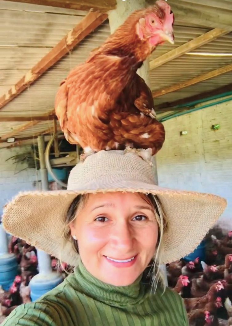 Marli Oliveira/Arquivo pessoal Brasília (DF), 29/09/2025 – Marli Oliveira, agricultora familiar que fornece ovos, mel e carnes de galinha, porco e ovinos para o Pnae no Ceará 
 Como o Brasil virou referência na alimentação escolar .
Foto: Marli Oliveira/Arquivo pessoal