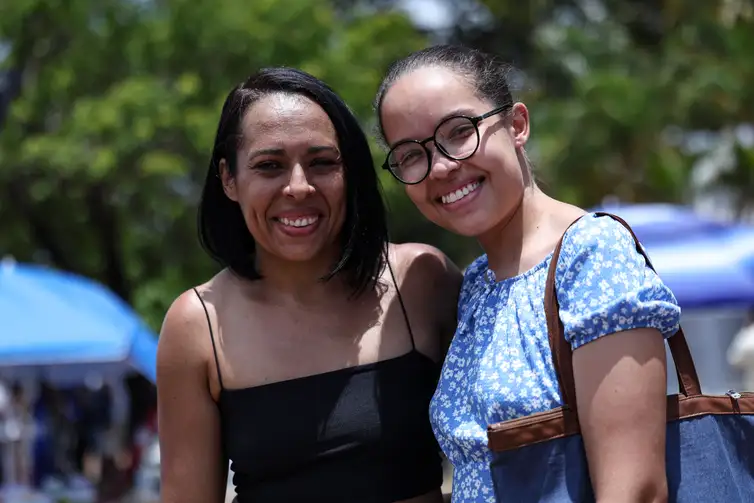 Marcelo Camargo/Agência Brasil Brasília (DF), 16/11/2025 - Kris de Jesus e a filha, Luiza de Jesus Matos, durante entrevista antes da realização do segundo dia do Exame Nacional do Ensino Médio (Enem) 2025. Foto: Marcelo Camargo/Agência Brasil