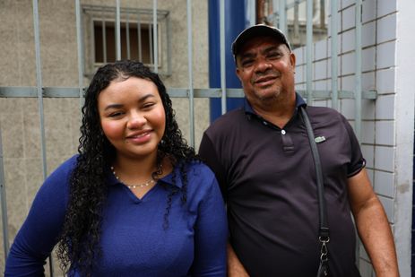 Rio de Janeiro (RJ), 16/11/2025 - A estudante Eduarda Fernandes e seu pai, Marcio Rogério  aguardam na fila para entrada dela no segundo dia do Exame Nacional do Ensino Médio (Enem), no Cefet Maracanã, na zona norte do Rio de Janeiro. Foto: Tomaz Silva/Agência Brasil