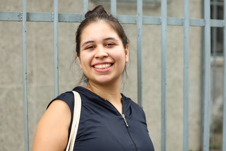 Rio de Janeiro (RJ), 16/11/2025 - A estudante Cecilia Pereira de Souza aguarda na fila para entrada do segundo dia do Exame Nacional do Ensino Médio (Enem), no Cefet Maracanã, na zona norte do Rio de Janeiro. Foto: Tomaz Silva/Agência Brasil