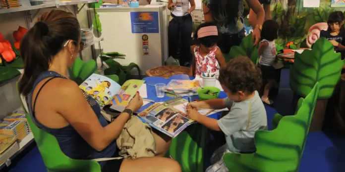 Estudo aponta que 53% das famílias leem raramente para crianças